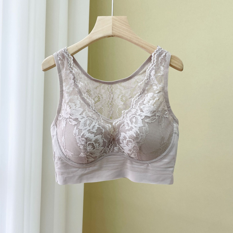 Plus dydžio liemenėlė su pilnomis kaušėmis, kvėpuojančiomis perforuotos kaušėmis, plonais formuojančiais kaušiais, fiksuotos dvigubos petnešos, medvilninis įdėklas