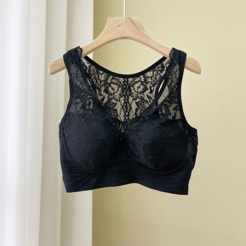 Plus dydžio liemenėlė su pilnomis kaušėmis, kvėpuojančiomis perforuotos kaušėmis, plonais formuojančiais kaušiais, fiksuotos dvigubos petnešos, medvilninis įdėklas