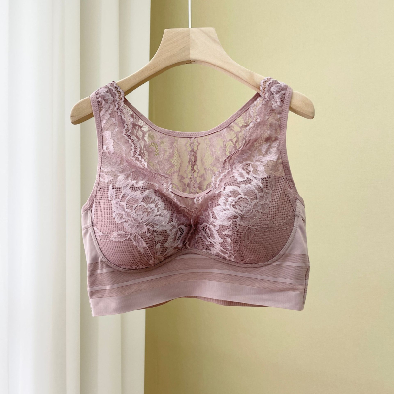 Plus dydžio liemenėlė su pilnomis kaušėmis, kvėpuojančiomis perforuotos kaušėmis, plonais formuojančiais kaušiais, fiksuotos dvigubos petnešos, medvilninis įdėklas