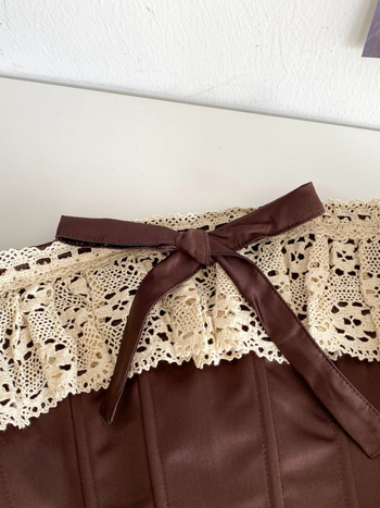 Csipkés horgolt korzet felső, fűzőzár, A-vonalú, levehető vállpántok, poliészter anyag