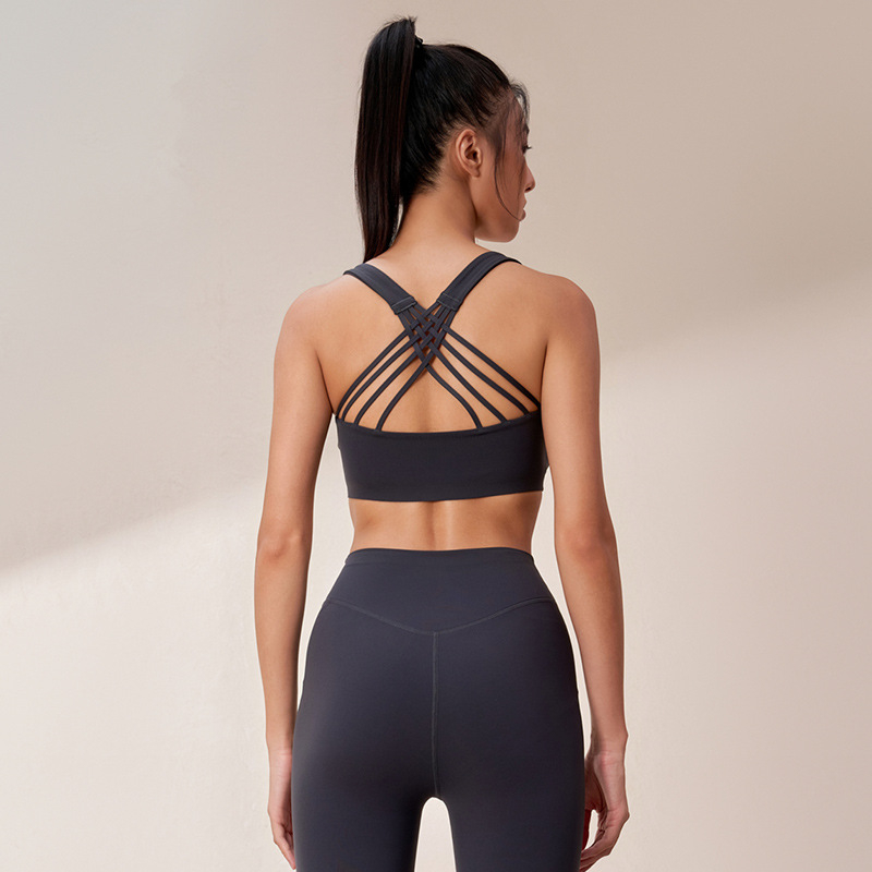 Moterų jogos sportinis liemenėlė su kryžminėmis pečių juostomis, pilnos formos kaušeliai, vidutiniškai formuojami kaušeliai, nailonas 80% / spandeksas 20%