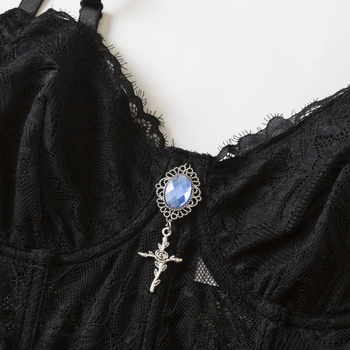 Дантелен потник с V-образно деколте, бродерия, панделка и метални украси с камъни, секси стил потник, тегло на плата 161–180 г/м²