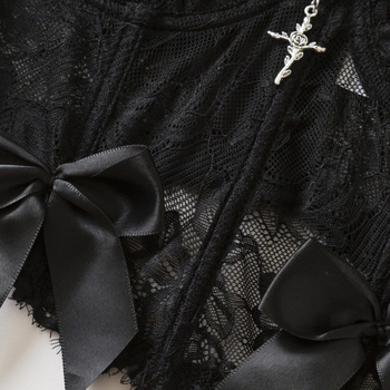 Дантелен потник с V-образно деколте, бродерия, панделка и метални украси с камъни, секси стил потник, тегло на плата 161–180 г/м²