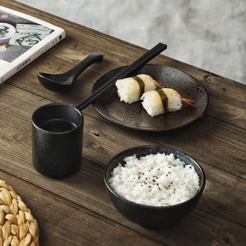 Portselanist jaapani stiilis ühekordne laua- komplekt: kauss, taldrik ja söögipulgad; allglazuurviimistlus; 1 komplekt; logotüübi trükkimise võimalus