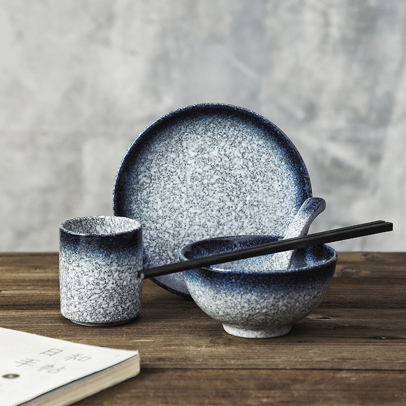 Portselanist jaapani stiilis ühekordne laua- komplekt: kauss, taldrik ja söögipulgad; allglazuurviimistlus; 1 komplekt; logotüübi trükkimise võimalus