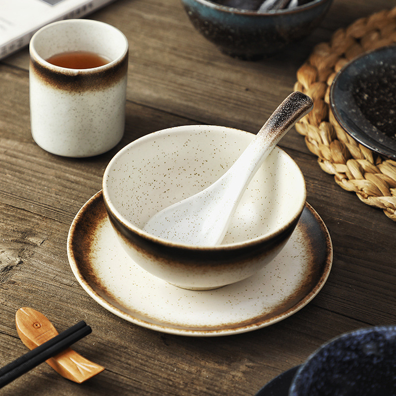 Portselanist jaapani stiilis ühekordne laua- komplekt: kauss, taldrik ja söögipulgad; allglazuurviimistlus; 1 komplekt; logotüübi trükkimise võimalus