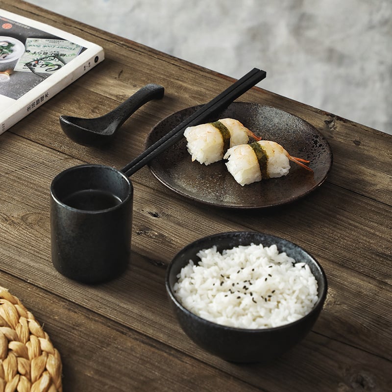 Portselanist jaapani stiilis ühekordne laua- komplekt: kauss, taldrik ja söögipulgad; allglazuurviimistlus; 1 komplekt; logotüübi trükkimise võimalus