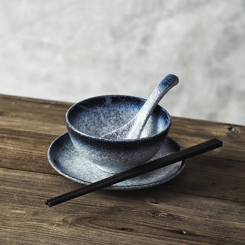 Portselanist jaapani stiilis ühekordne laua- komplekt: kauss, taldrik ja söögipulgad; allglazuurviimistlus; 1 komplekt; logotüübi trükkimise võimalus