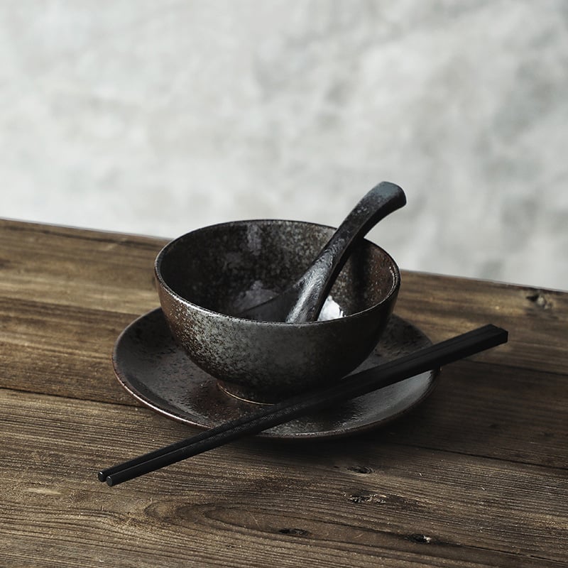 Portselanist jaapani stiilis ühekordne laua- komplekt: kauss, taldrik ja söögipulgad; allglazuurviimistlus; 1 komplekt; logotüübi trükkimise võimalus