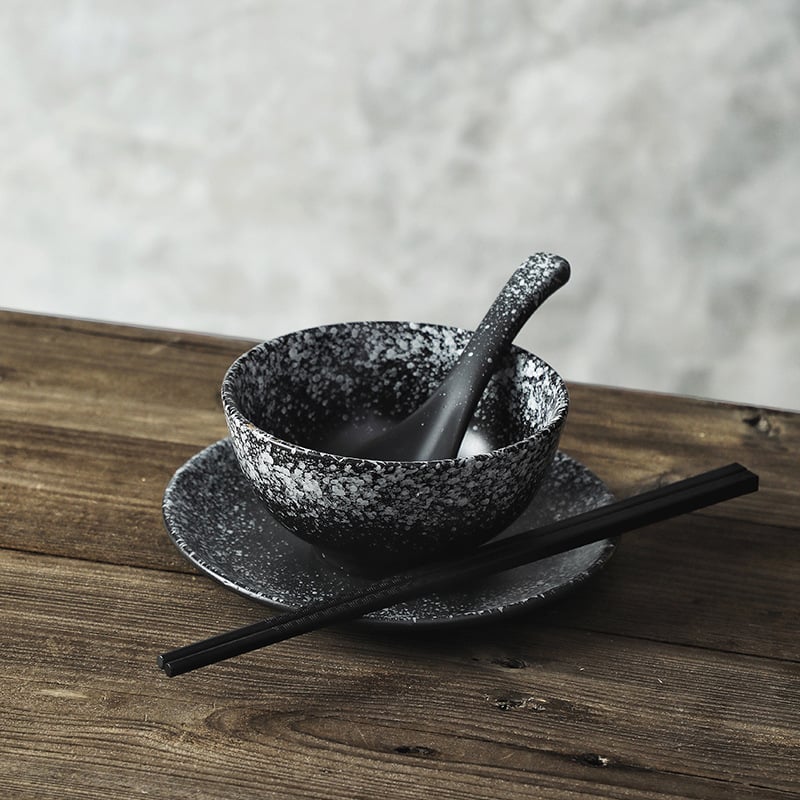 Portselanist jaapani stiilis ühekordne laua- komplekt: kauss, taldrik ja söögipulgad; allglazuurviimistlus; 1 komplekt; logotüübi trükkimise võimalus