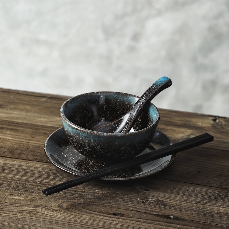 Portselanist jaapani stiilis ühekordne laua- komplekt: kauss, taldrik ja söögipulgad; allglazuurviimistlus; 1 komplekt; logotüübi trükkimise võimalus