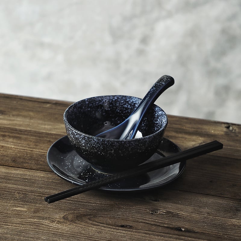 Portselanist jaapani stiilis ühekordne laua- komplekt: kauss, taldrik ja söögipulgad; allglazuurviimistlus; 1 komplekt; logotüübi trükkimise võimalus