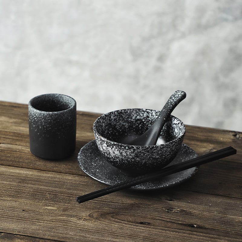 Portselanist jaapani stiilis ühekordne laua- komplekt: kauss, taldrik ja söögipulgad; allglazuurviimistlus; 1 komplekt; logotüübi trükkimise võimalus