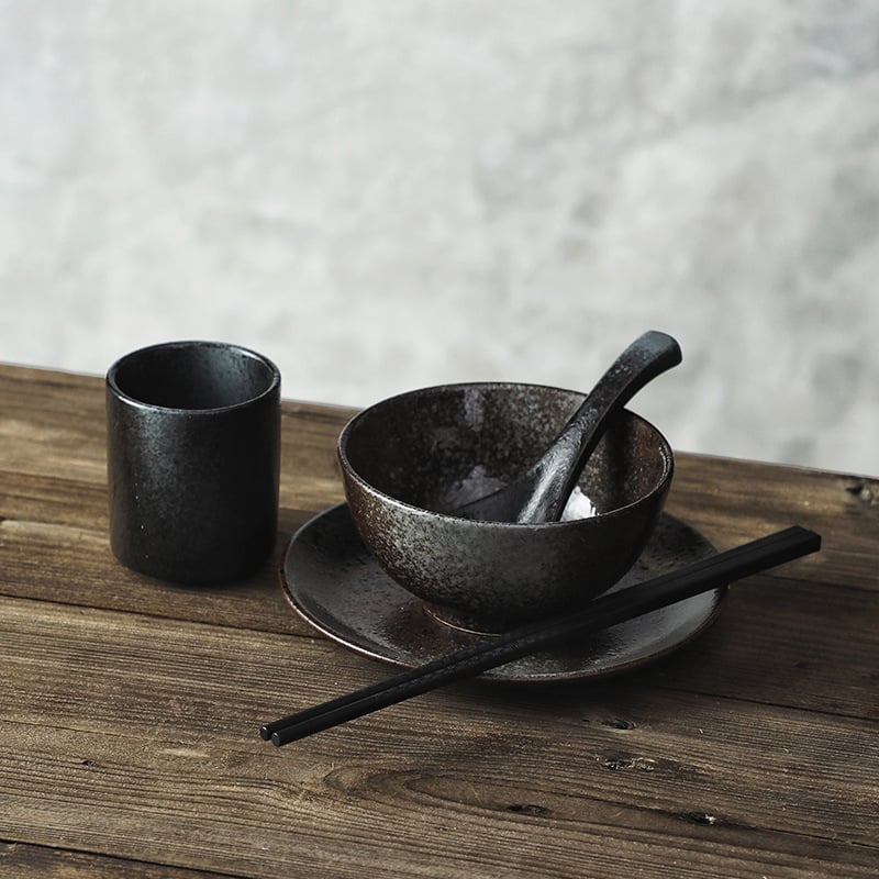 Portselanist jaapani stiilis ühekordne laua- komplekt: kauss, taldrik ja söögipulgad; allglazuurviimistlus; 1 komplekt; logotüübi trükkimise võimalus