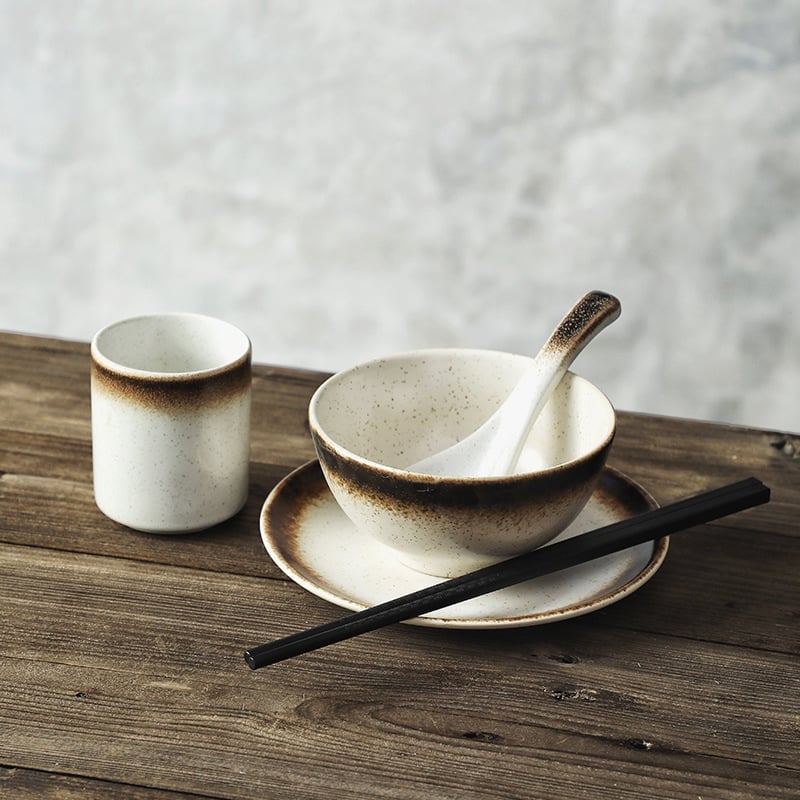 Portselanist jaapani stiilis ühekordne laua- komplekt: kauss, taldrik ja söögipulgad; allglazuurviimistlus; 1 komplekt; logotüübi trükkimise võimalus