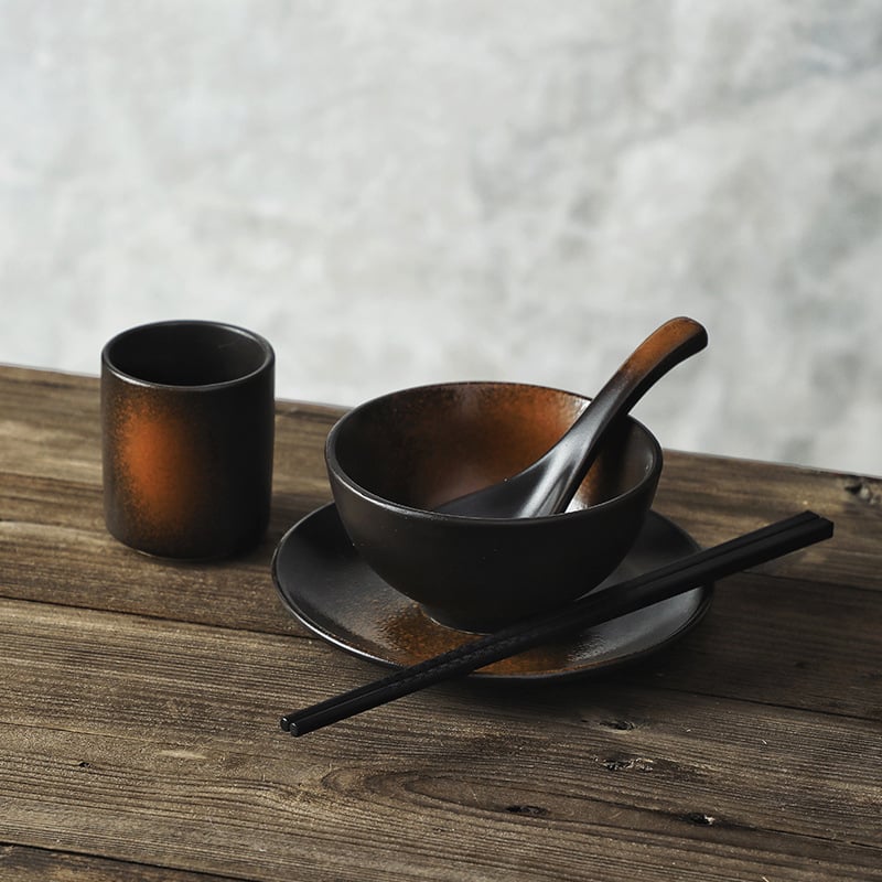 Portselanist jaapani stiilis ühekordne laua- komplekt: kauss, taldrik ja söögipulgad; allglazuurviimistlus; 1 komplekt; logotüübi trükkimise võimalus