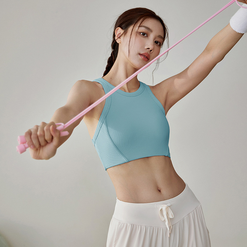 ŠOkui atsparus sportinis liemenėlė bėgimui ir jogai – vest stiliaus, kvėpuojanti – Pagrindinė medžiaga: nailonas 80% / įdėjų spandeks 20% – pilnos formos puodeliai su plonais formuojamais puodeliais – fiksuoti dvigubi petnešos – tinka bėgimui, fitnesui, Pi