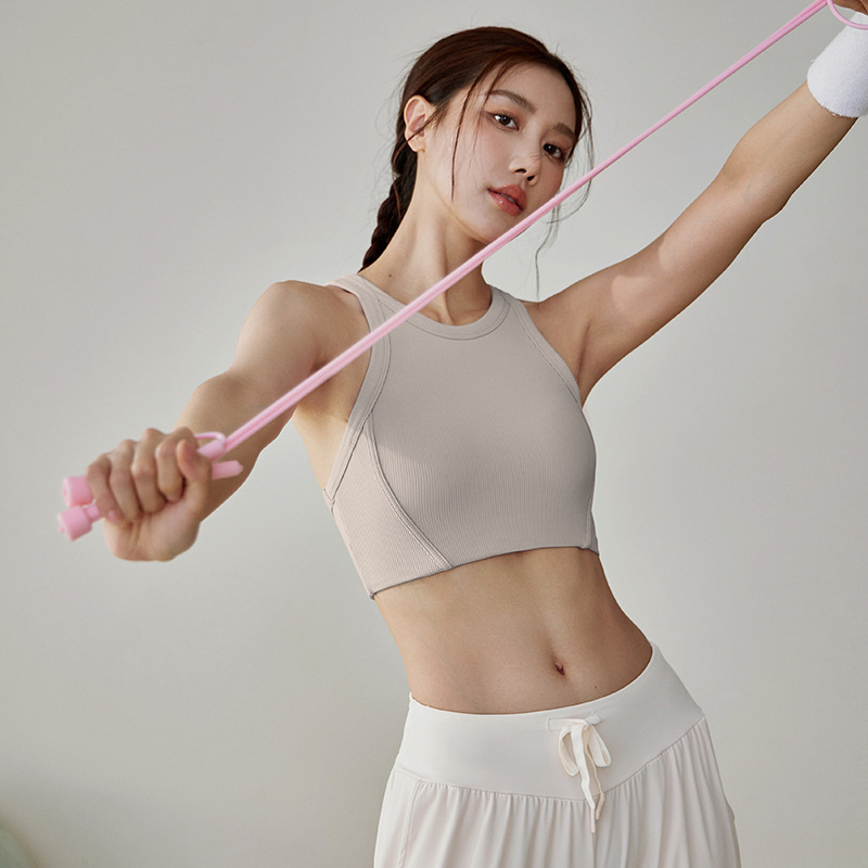 ŠOkui atsparus sportinis liemenėlė bėgimui ir jogai – vest stiliaus, kvėpuojanti – Pagrindinė medžiaga: nailonas 80% / įdėjų spandeks 20% – pilnos formos puodeliai su plonais formuojamais puodeliais – fiksuoti dvigubi petnešos – tinka bėgimui, fitnesui, Pi