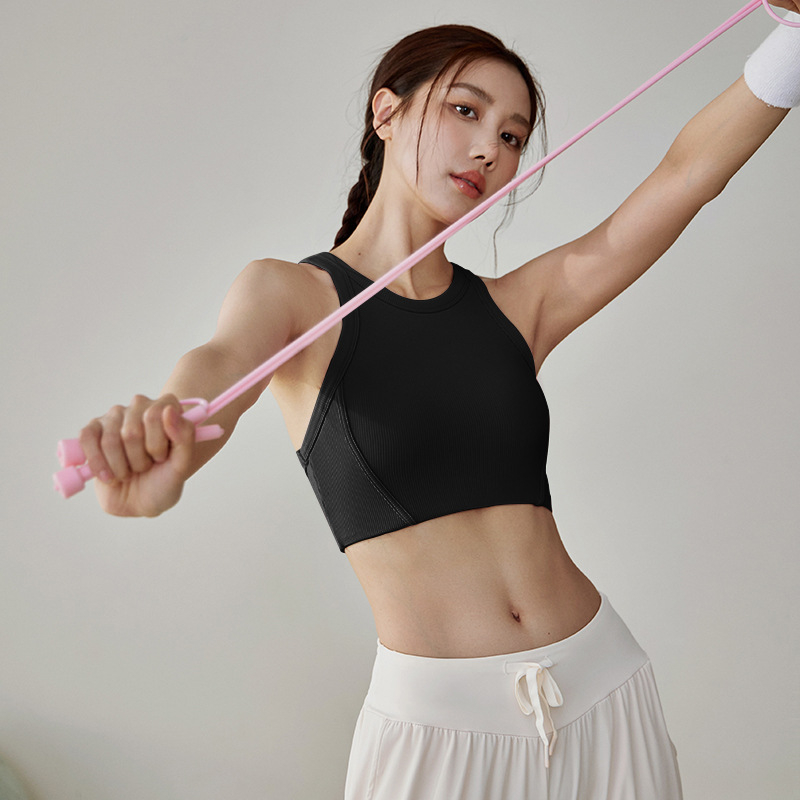 ŠOkui atsparus sportinis liemenėlė bėgimui ir jogai – vest stiliaus, kvėpuojanti – Pagrindinė medžiaga: nailonas 80% / įdėjų spandeks 20% – pilnos formos puodeliai su plonais formuojamais puodeliais – fiksuoti dvigubi petnešos – tinka bėgimui, fitnesui, Pi