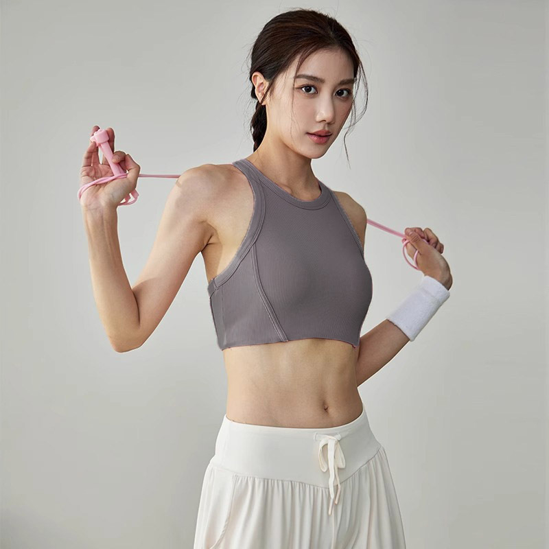 ŠOkui atsparus sportinis liemenėlė bėgimui ir jogai – vest stiliaus, kvėpuojanti – Pagrindinė medžiaga: nailonas 80% / įdėjų spandeks 20% – pilnos formos puodeliai su plonais formuojamais puodeliais – fiksuoti dvigubi petnešos – tinka bėgimui, fitnesui, Pi