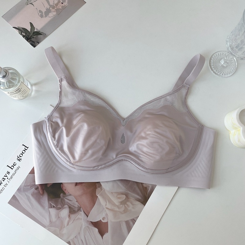 Sutien fără sârmă, cupe turnate ultra-subțiri, material nylon, căptușeală din spandex 30–50%, închidere spate cu trei rânduri de cârlige, bretele duble fixe.
