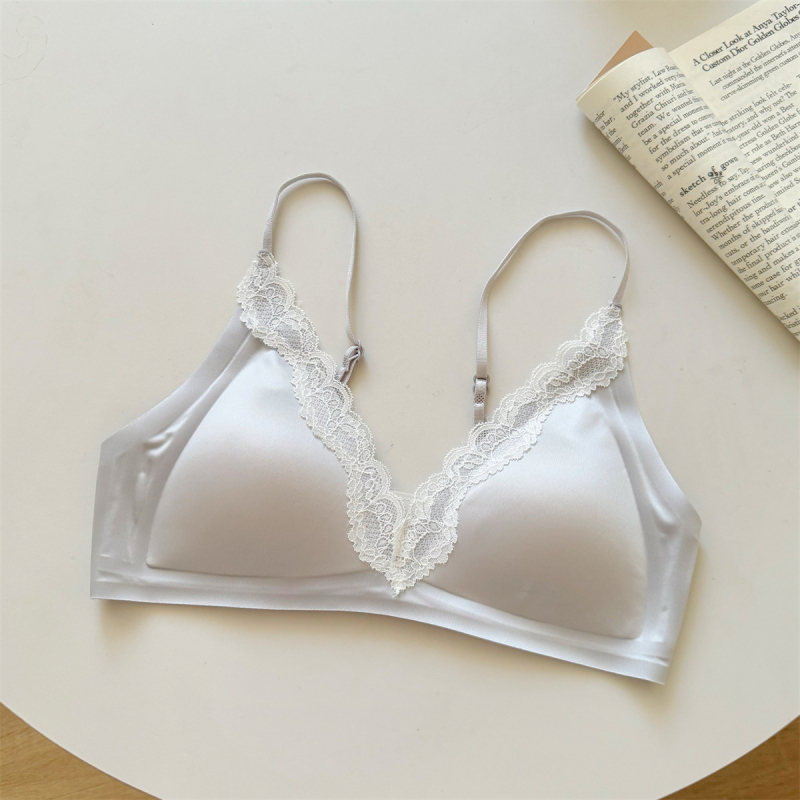 Sutien din dantelă cu cupă triunghiulară, bretele subțiri din satin, material nailon, căptușit nailon, cupe subțiri modelate, bretele fixe