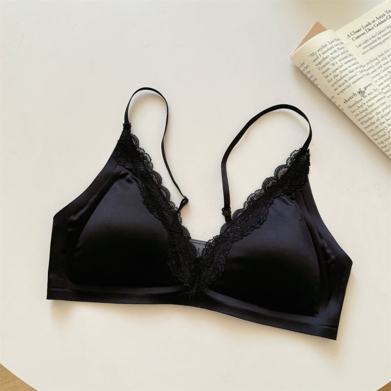 Sutien din dantelă cu cupă triunghiulară, bretele subțiri din satin, material nailon, căptușit nailon, cupe subțiri modelate, bretele fixe