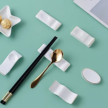 Portselanist vardake ja lusikate hoidik hotellilauadele — kauluportselan, glasuurpind, kerge luksus stiil, kohandatav logoga