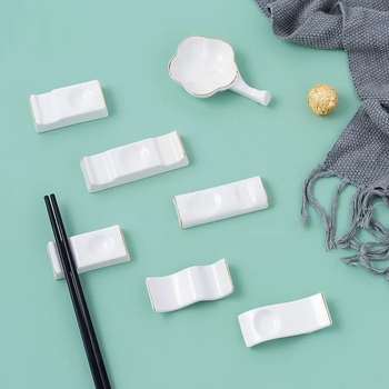 Portselanist vardake ja lusikate hoidik hotellilauadele — kauluportselan, glasuurpind, kerge luksus stiil, kohandatav logoga