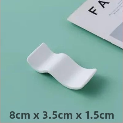 Portselanist vardake ja lusikate hoidik hotellilauadele — kauluportselan, glasuurpind, kerge luksus stiil, kohandatav logoga