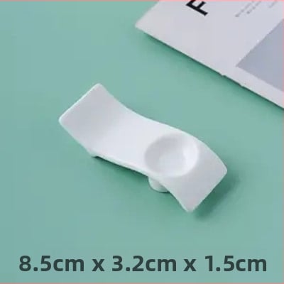 Portselanist vardake ja lusikate hoidik hotellilauadele — kauluportselan, glasuurpind, kerge luksus stiil, kohandatav logoga