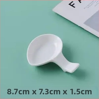 Portselanist vardake ja lusikate hoidik hotellilauadele — kauluportselan, glasuurpind, kerge luksus stiil, kohandatav logoga