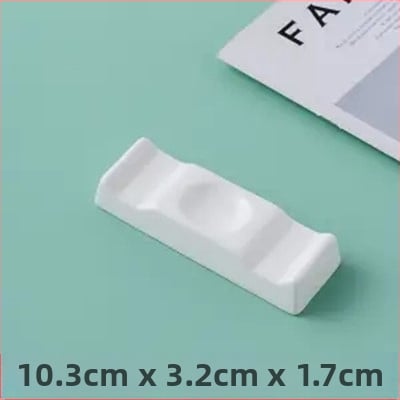 Portselanist vardake ja lusikate hoidik hotellilauadele — kauluportselan, glasuurpind, kerge luksus stiil, kohandatav logoga