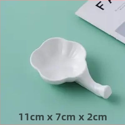 Portselanist vardake ja lusikate hoidik hotellilauadele — kauluportselan, glasuurpind, kerge luksus stiil, kohandatav logoga