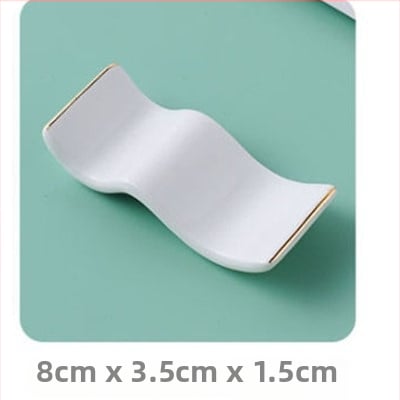 Portselanist vardake ja lusikate hoidik hotellilauadele — kauluportselan, glasuurpind, kerge luksus stiil, kohandatav logoga