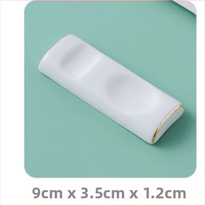 Portselanist vardake ja lusikate hoidik hotellilauadele — kauluportselan, glasuurpind, kerge luksus stiil, kohandatav logoga