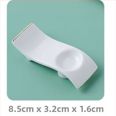 Portselanist vardake ja lusikate hoidik hotellilauadele — kauluportselan, glasuurpind, kerge luksus stiil, kohandatav logoga