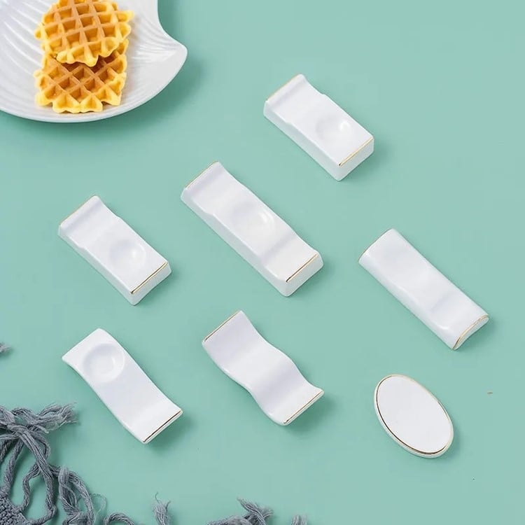 Portselanist vardake ja lusikate hoidik hotellilauadele — kauluportselan, glasuurpind, kerge luksus stiil, kohandatav logoga