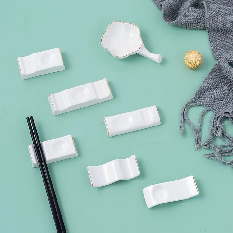 Portselanist vardake ja lusikate hoidik hotellilauadele — kauluportselan, glasuurpind, kerge luksus stiil, kohandatav logoga