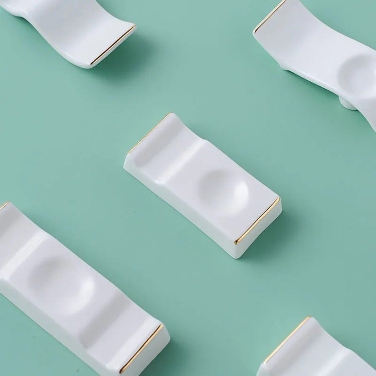 Portselanist vardake ja lusikate hoidik hotellilauadele — kauluportselan, glasuurpind, kerge luksus stiil, kohandatav logoga