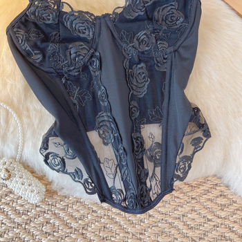 Ženski top s mrežastom izvezom i detaljem riblje kosti, fiksne naramenice, ljetni top