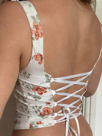 Bustier top s vezicama, slim kroj, kratka duljina 40–50 cm, poliester 95%+, spandeks <30%