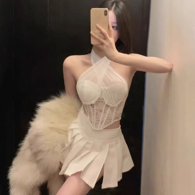 Csipkés hálózatos halterneck top, melltartó része halcsontos kialakítással, rövid hossz 40–50 cm, nylon csipke elasztán 30% alatt