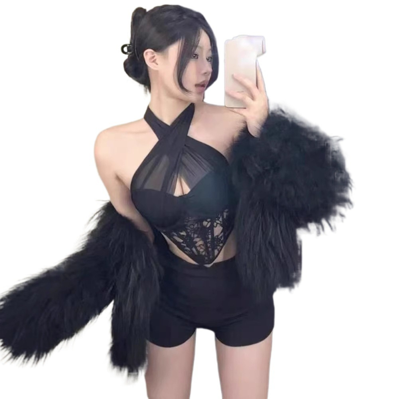 Csipkés hálózatos halterneck top, melltartó része halcsontos kialakítással, rövid hossz 40–50 cm, nylon csipke elasztán 30% alatt