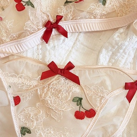 Csipés hímzett melltartó szett, ultra vékony drót nélküli háromszög kosarak, vékony formázott kosarak, rögzített dupla vállpántok, lélegző és kényelmes