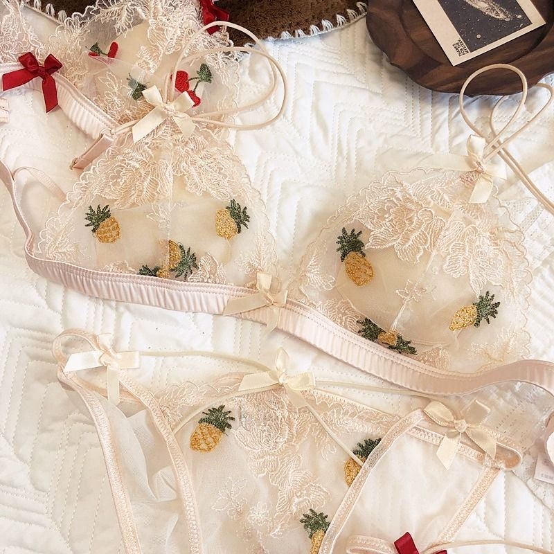 Csipés hímzett melltartó szett, ultra vékony drót nélküli háromszög kosarak, vékony formázott kosarak, rögzített dupla vállpántok, lélegző és kényelmes