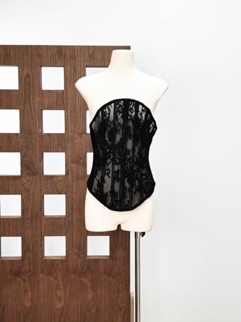 Halszálkás fűző, csőtop, csipke, derékformáló, karcsúsított fazon