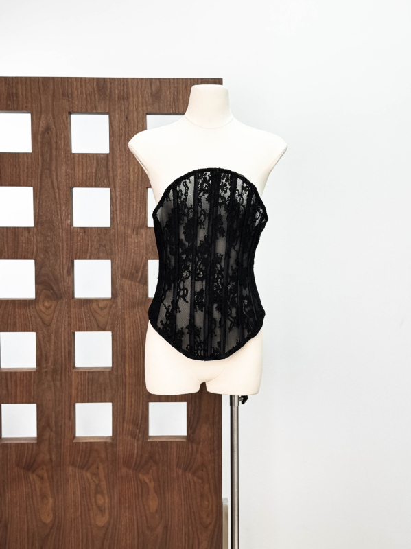 Halszálkás fűző, csőtop, csipke, derékformáló, karcsúsított fazon