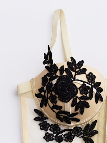 Csipkés virágos hímzett camisole átlátszó hálós anyaggal, szoros fazon