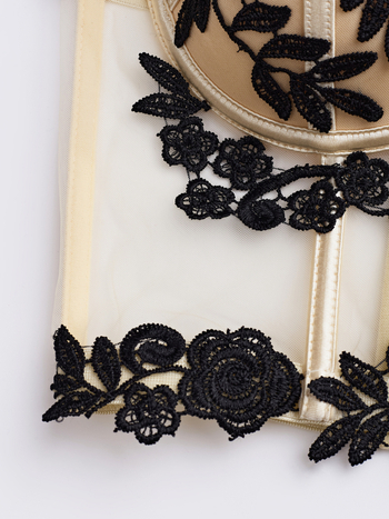 Csipkés virágos hímzett camisole átlátszó hálós anyaggal, szoros fazon